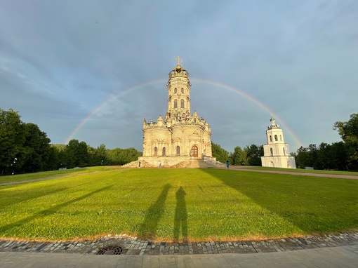 Двойная радуга над храмом Знамения Пресвятой Богородицы и..