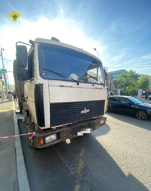 🫣В Москве водитель грузовика проехал на красный свет и сбил..