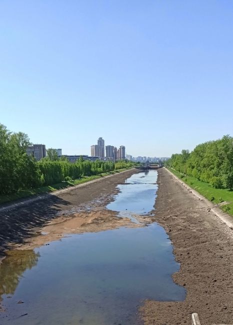 А вот, что скрывается на дне канала им.Москвы 😯

Фото сделаны в..