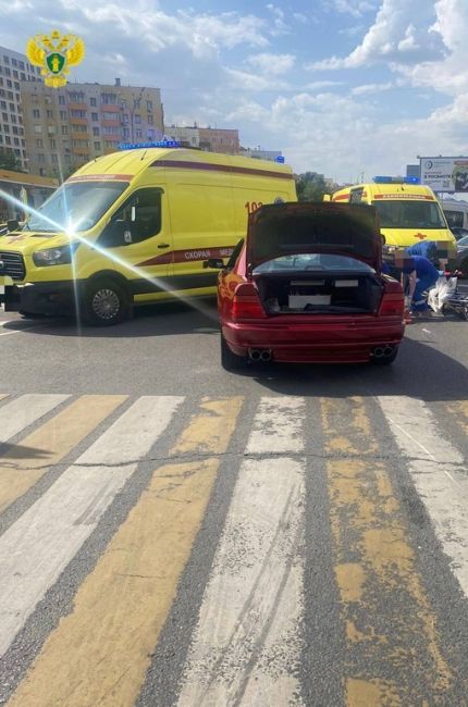 На Волгоградском проспекте BMW на переходе сбил мужчину и женщину, которые ехали..