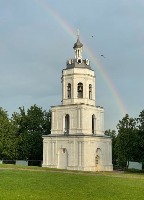 Двойная радуга над храмом Знамения Пресвятой Богородицы и..