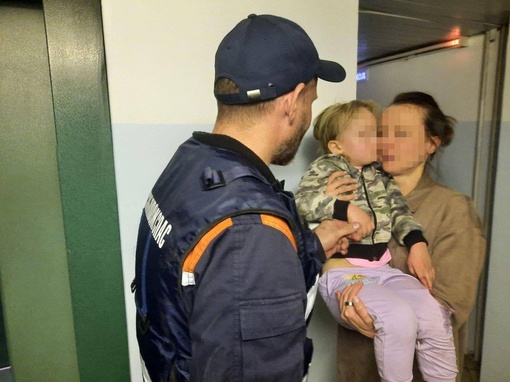 Спасатели освободили девочку, застрявшую ногой в лифтовой щели в подмосковной..