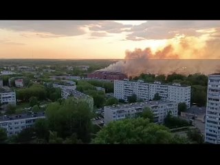 ⚡Швейная фабрика уже несколько часов горит в подмосковном в..