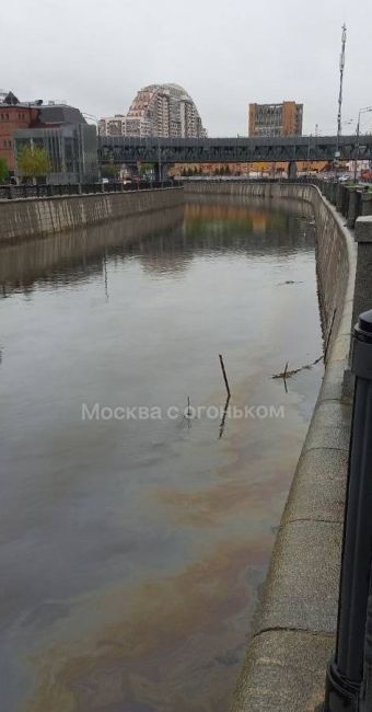 Бензиновые пятна на реке Яуза на Рубцовской..