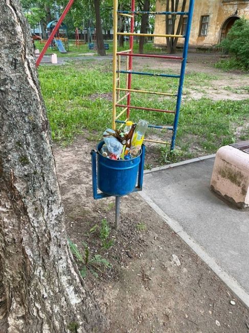 Вот в таком состоянии находятся детские площадки в Климовске,..