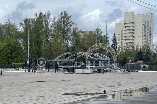 В центре Одинцово начали устанавливать сцену ко Дню Победы..