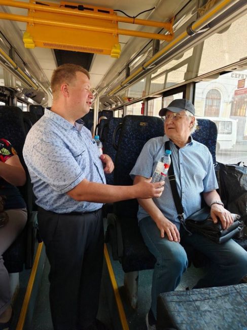 Пассажирам автобусов в Котельниках раздают питьевую воду

В..