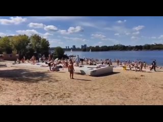 Многие спасаются от жары в Москве на пляжах у воды

Напомним, что официально..