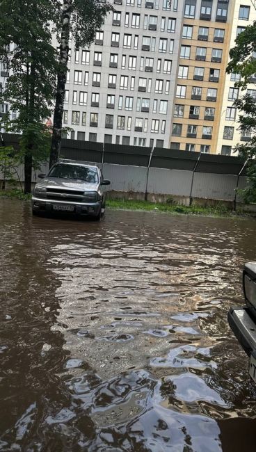 Новомытищинский 68-64 затоплены даже тротуары . Зайти в подъезд..