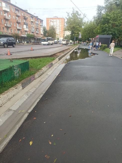 Пушкино, Московский проспект д.6. 
После ремонта вода с тротуара..