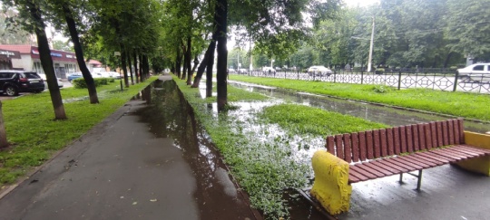Велодорожка и тротуар на Кирова превратились в водные..