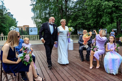 Первая выездная свадебная церемония состоялась в парке..
