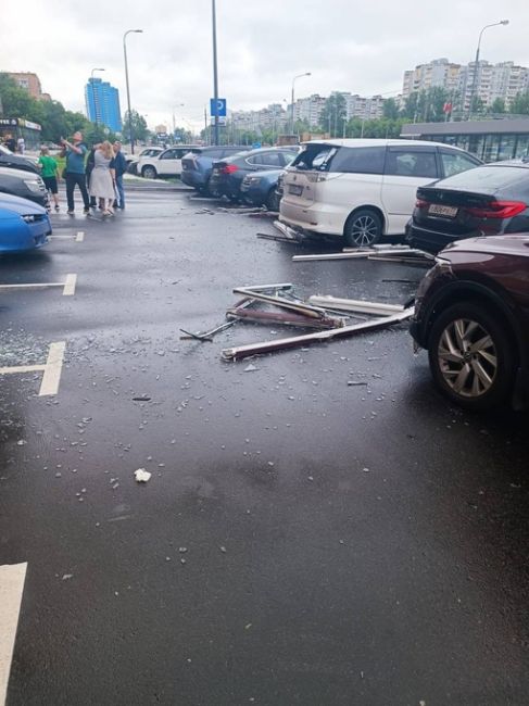 На Тимирязевской ураганом вырвало окна и стекла, разбило машины..