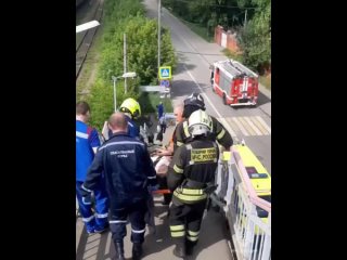 МЧС спасли пассажира, упавшего с перрона на станции станции..