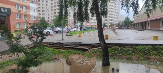 Тротуар у ТЦ "Западный" обвалился после вчерашнего..