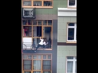Ужасная картина на Маковского 16: с балкона выпал человек и от..
