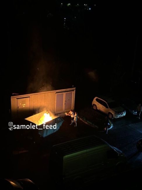 #новостиокруги 
Ночью кто-то поджёг мусорку в Марусино.
Пожарных..