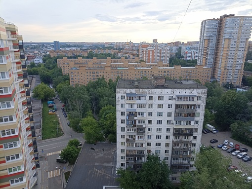 На крыше дома №11 по улице Вокзальной сегодня многолюдно..