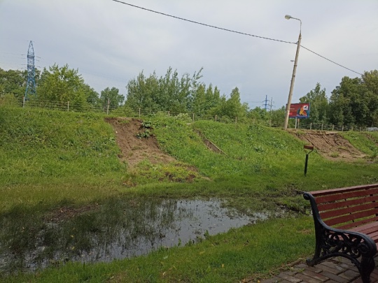 Симферопольская улица в Климовске. Осыпался склон, столб..