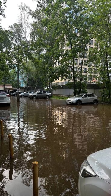 Новомытищинский 68-64 затоплены даже тротуары . Зайти в подъезд..