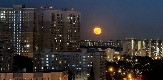 Сегодня ночью над Москвой заметили огромную красную Луну..