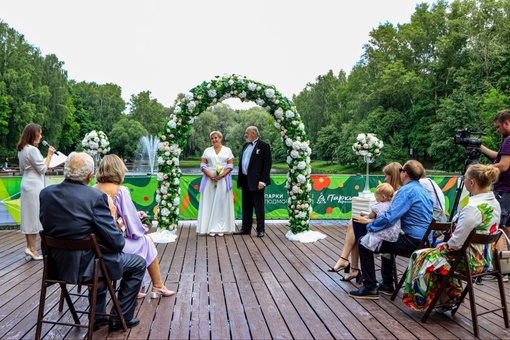 Первая выездная свадебная церемония состоялась в парке..