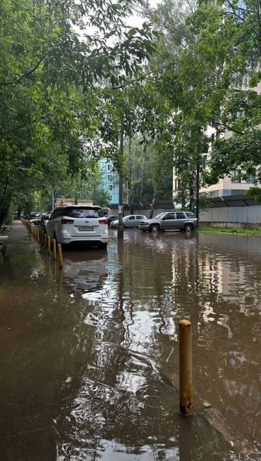 Новомытищинский 68-64 затоплены даже тротуары . Зайти в подъезд..