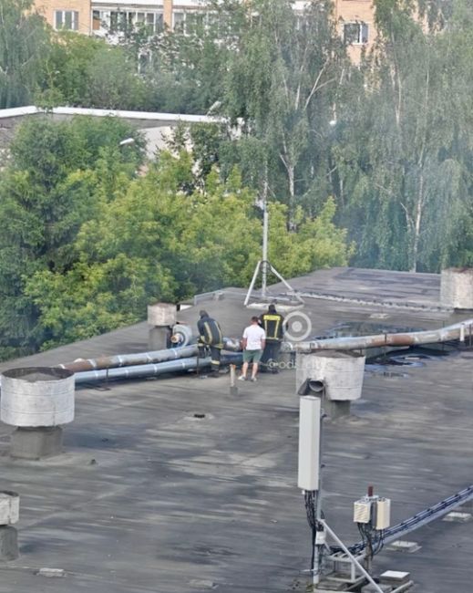 На Верхне-Пролетарской 5 рванули трубы с горячей водой на крыше..