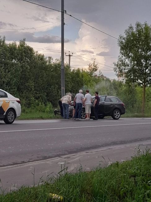 В Ерино автомобиль врезался в столб.
Фото из чата "Подольск:..
