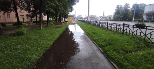 Велодорожка и тротуар на Кирова превратились в водные..