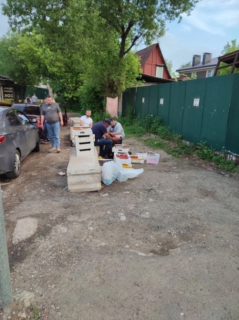 Жители Опалихи жалуются на нелегальных перевозчиков:

"Напротив..