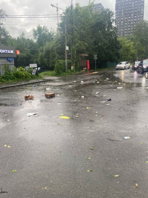 📍В Перловском районе, Города Мытищи, ураган повалил дерево..