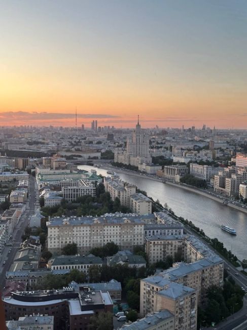 Вид на Москву с 34-го этажа Swissotel, Красные Холмы.

📸 Анна..