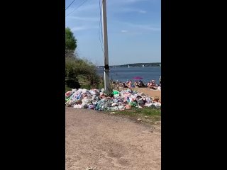В деревне Подрезово, Мытищи, пляж постепенно становится свалкой 
..