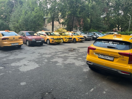 От подписчика:
___________
А у нас на Кудрявцева 1-5 целый таксопарк на..