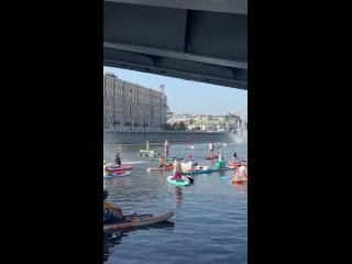Так сегодня прошел костюмированный SUP-заплыв по Москве-реке

Участники..