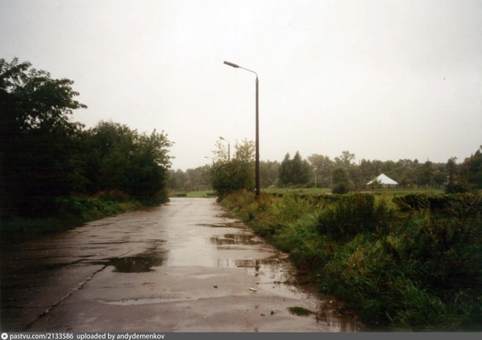Улица Кудрявцева, в районе домов 6 и 8 в 1996 году. По правую сторону..