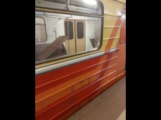 Необычный поезд приехал на Новокузнецкую (зелёная ветка), постоял и поехал..