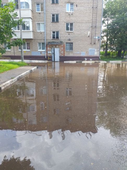 Климовск, Южный поселок д.35 каждый раз так после дождя, вода..