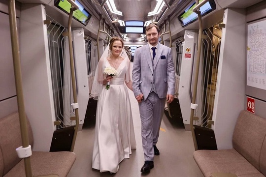 👰🤵‍Ещё три пары обменялись кольцами на станции «Маяковская» 

Станция..