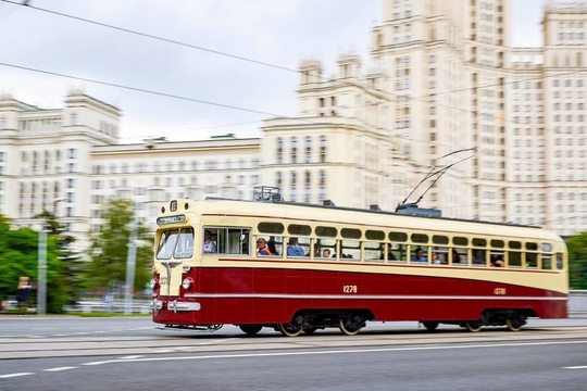 Полсотни исторических трамваев и авто проедут уже завтра по Москве 

🔺Колонна..