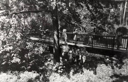 1. 1953-1955. Веранда-буфет в парке КМЗ.
На заднем плане виден Летний..