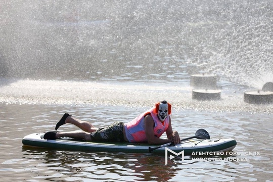 Так сегодня прошел костюмированный SUP-заплыв по Москве-реке

Участники..