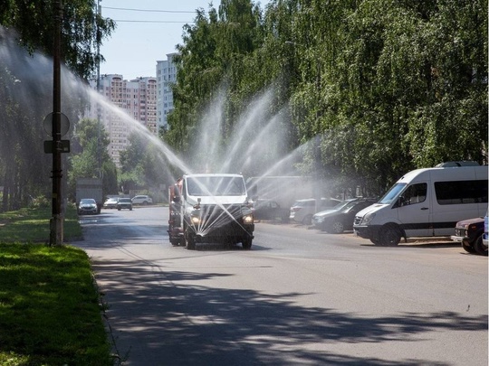 В округе охлаждают дороги с помощью поливальных машин 
В поливе..