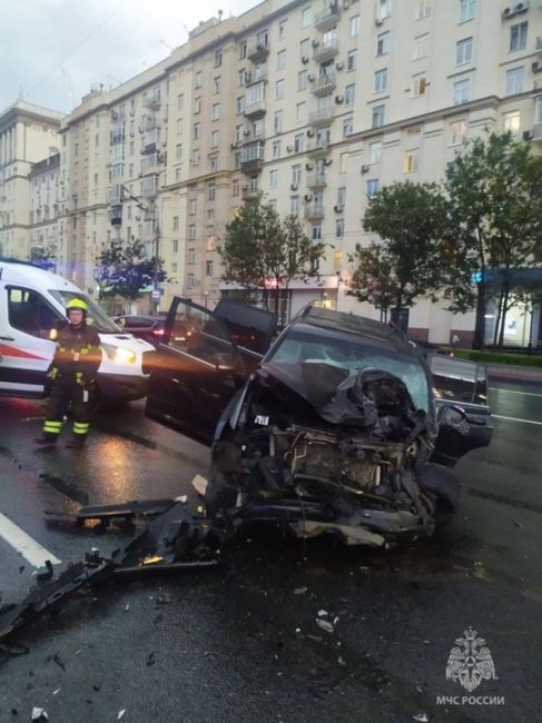 Сильнейшее ДТП на Кутузовском проспекте 🚑

По данным МЧС,..