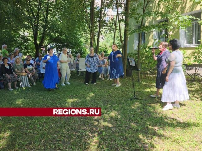 Долголеты в Пушкино спели любимые песни на зеленой лужайке и..
