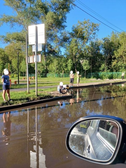 На улице Подольских курсантов у школы 15, где нет ливневки и..