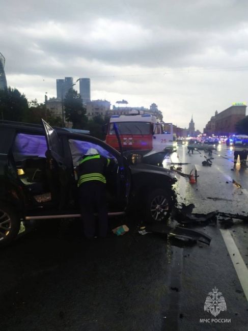 Сильнейшее ДТП на Кутузовском проспекте 🚑

По данным МЧС,..