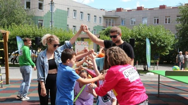 Дружной командой отметили День двора в Мытищах

Веселые,..