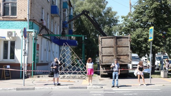 Незаконный навес демонтировали в Мытищах на улице Мира

Причиной..